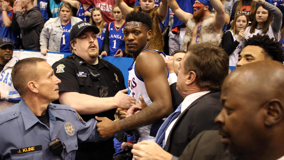You are currently viewing Kansas vs. Kansas State basketball fight: Why Jayhawks, Wildcats finished game after wild brawl