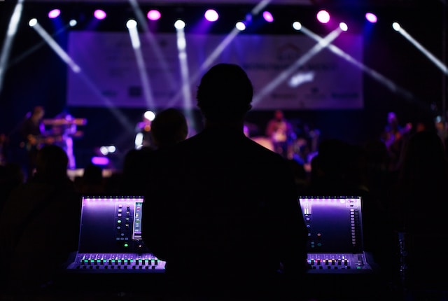 You are currently viewing 6 Benefits of Stage Monitors on Vocal Performances