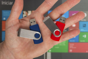 Read more about the article What is the difference between thumb drive vs flash drive?