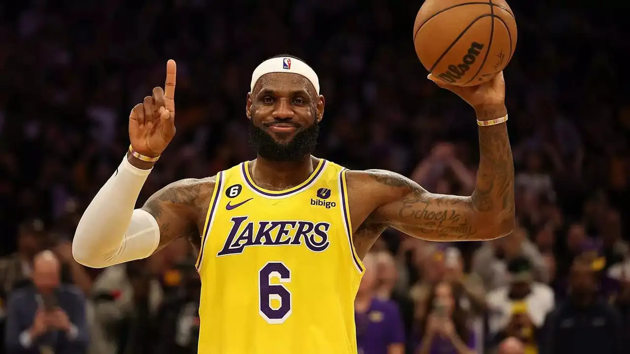 LeBron James Hits 40000 Points